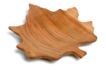 houten schaal in de vorm van een esdoornblad